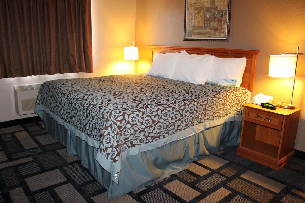 Days Inn By Wyndham Watertown Δωμάτιο φωτογραφία