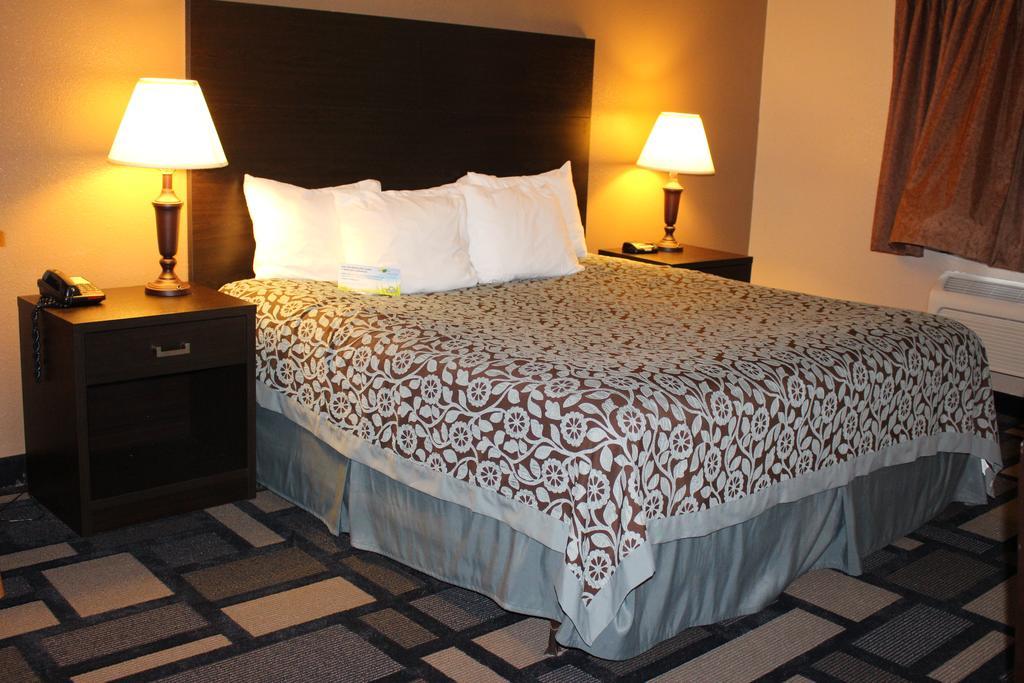 Days Inn By Wyndham Watertown Δωμάτιο φωτογραφία