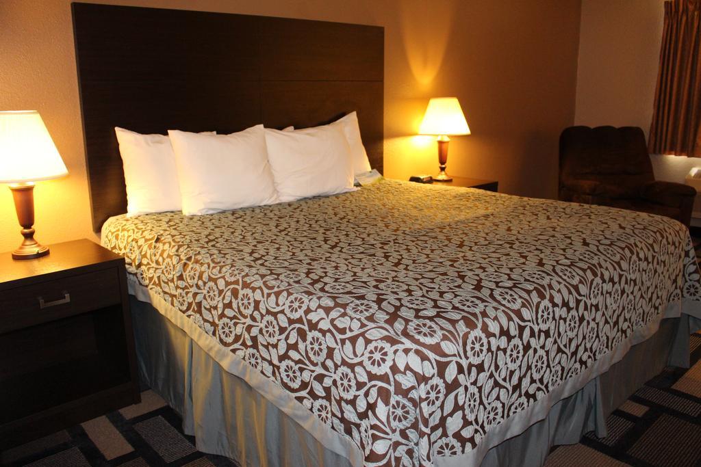 Days Inn By Wyndham Watertown Δωμάτιο φωτογραφία