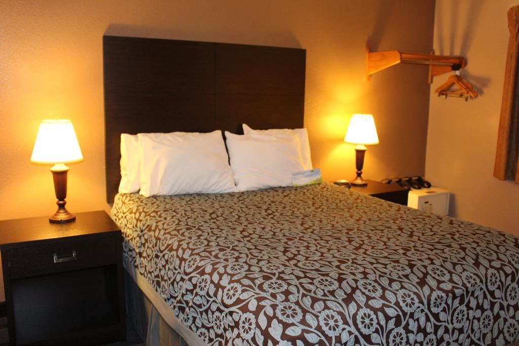 Days Inn By Wyndham Watertown Δωμάτιο φωτογραφία