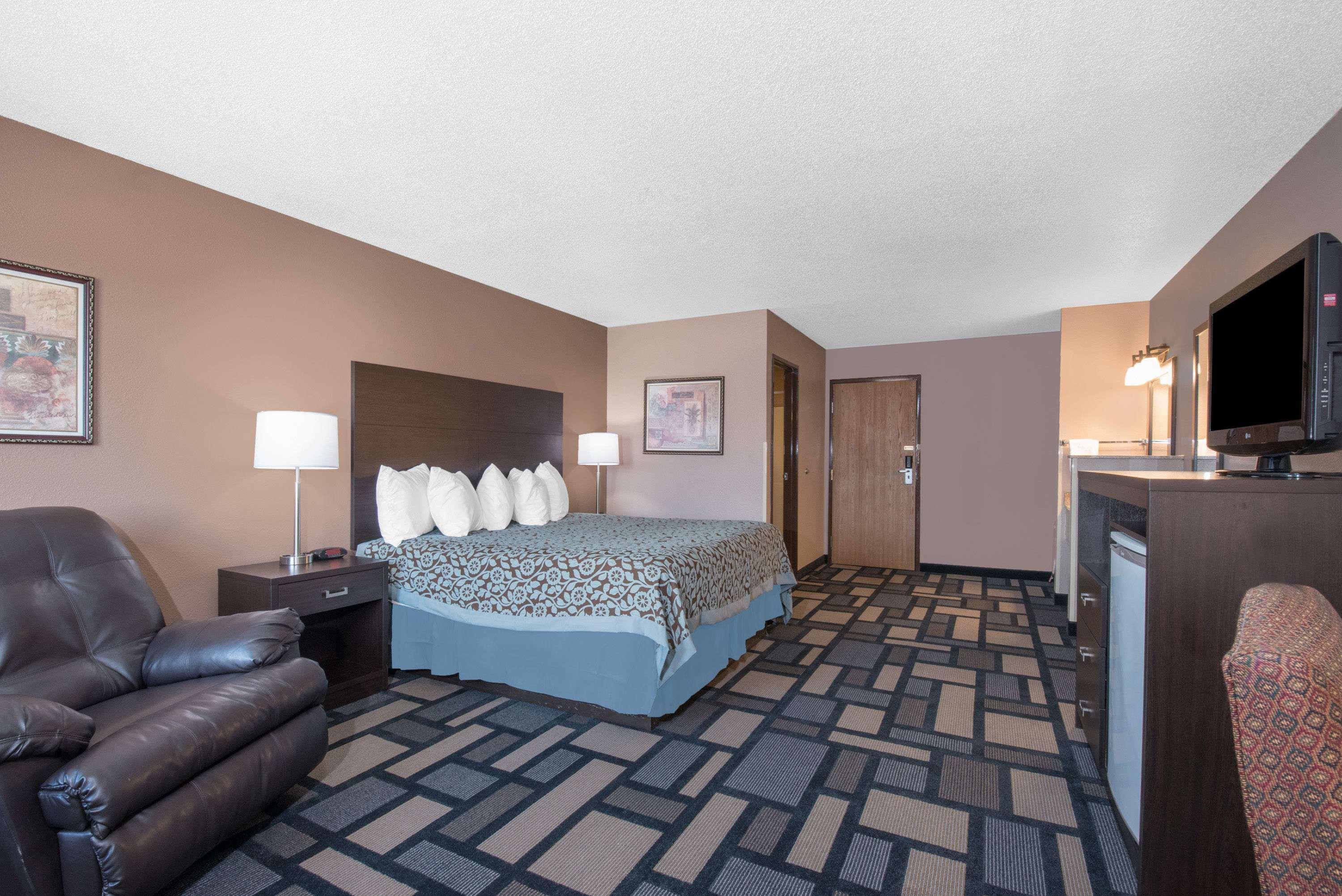 Days Inn By Wyndham Watertown Εξωτερικό φωτογραφία
