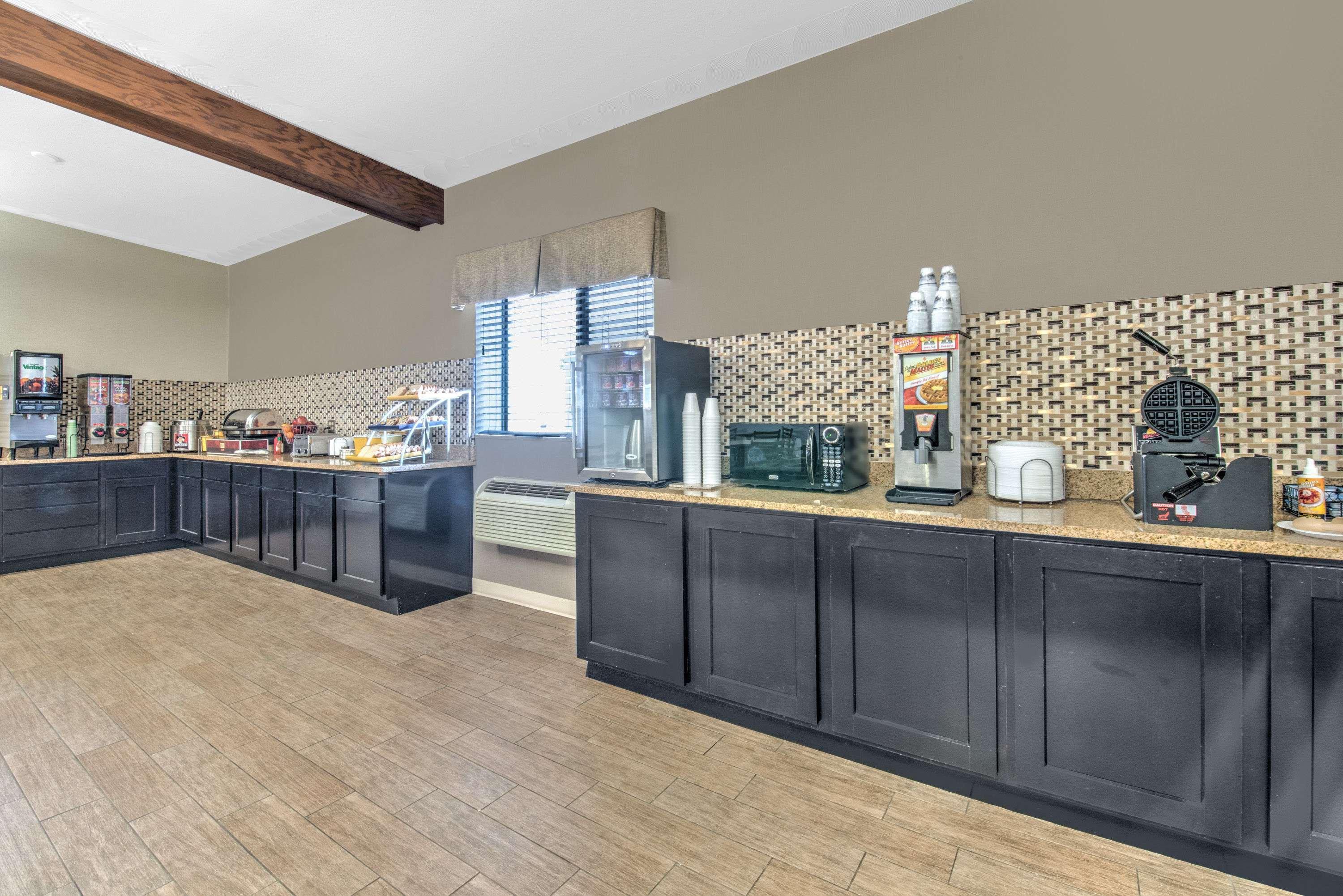 Days Inn By Wyndham Watertown Εξωτερικό φωτογραφία