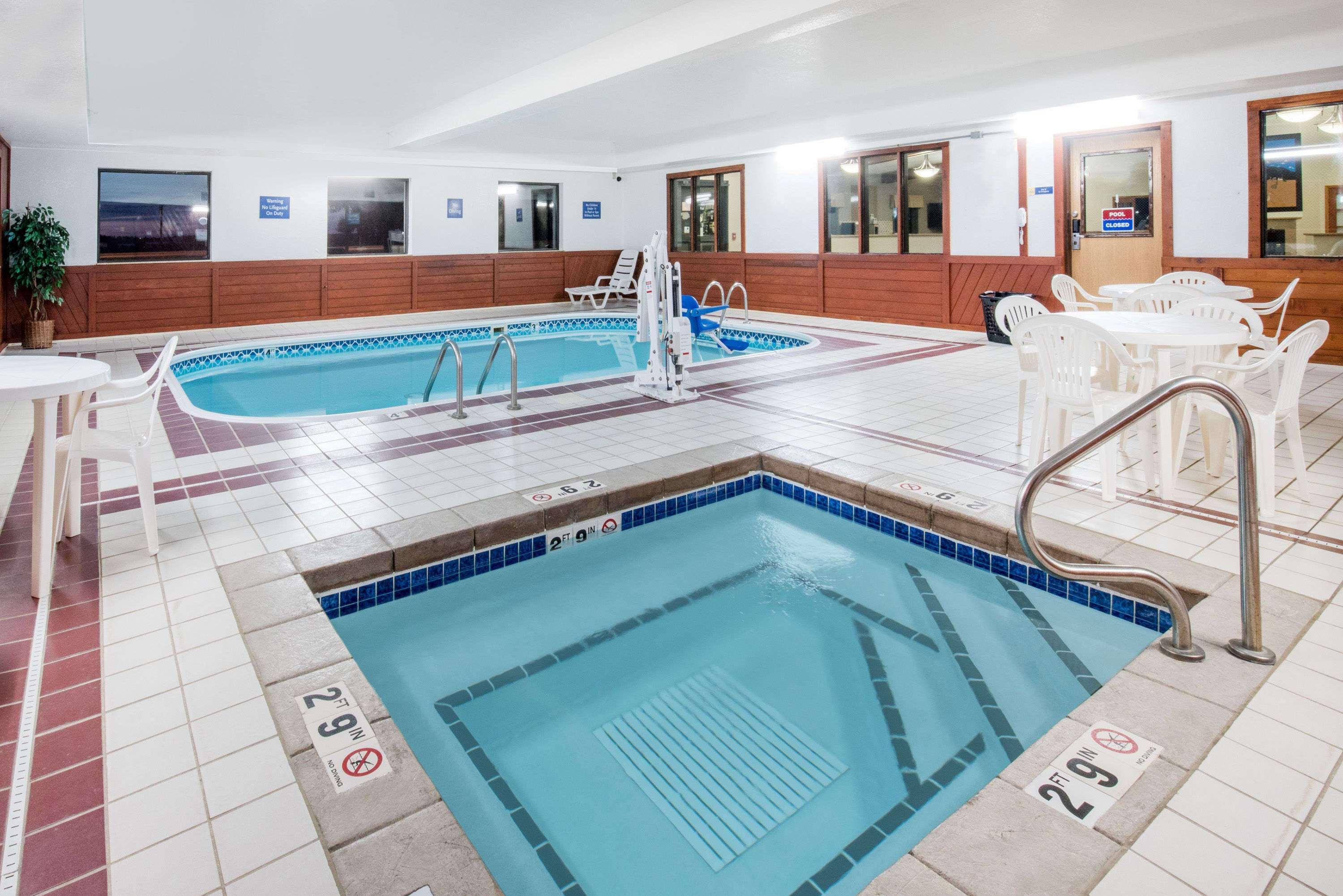 Days Inn By Wyndham Watertown Εξωτερικό φωτογραφία