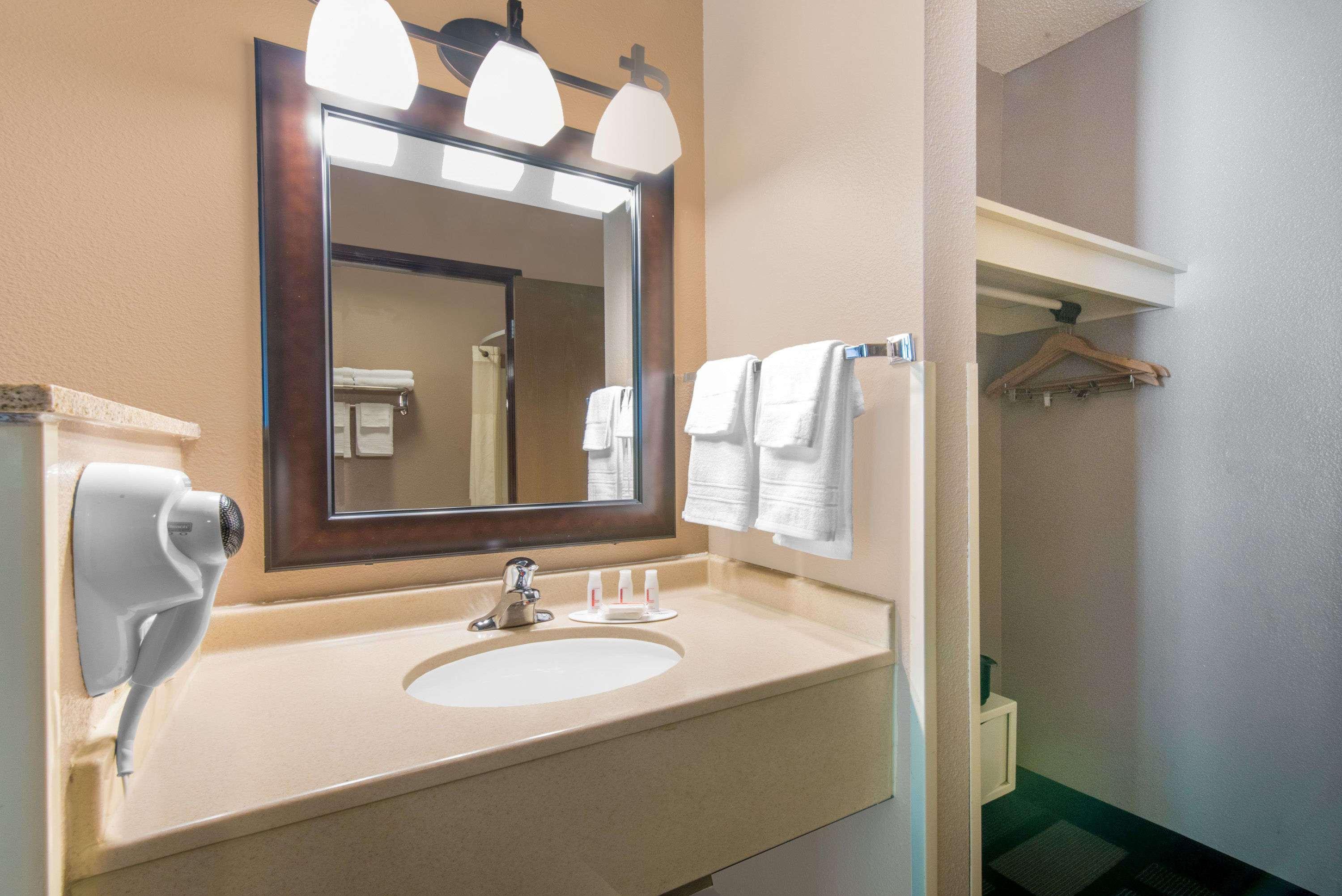 Days Inn By Wyndham Watertown Εξωτερικό φωτογραφία