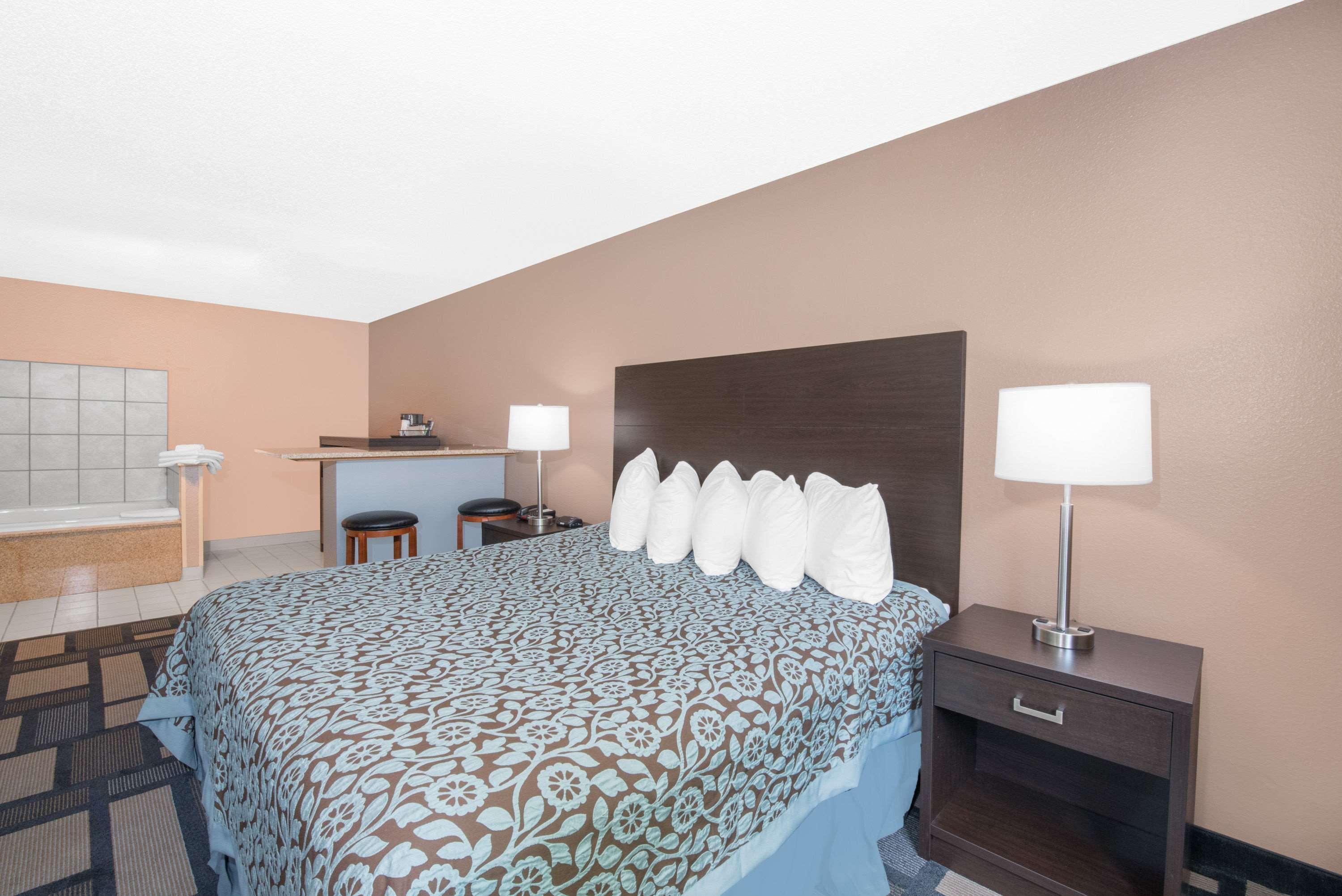 Days Inn By Wyndham Watertown Εξωτερικό φωτογραφία