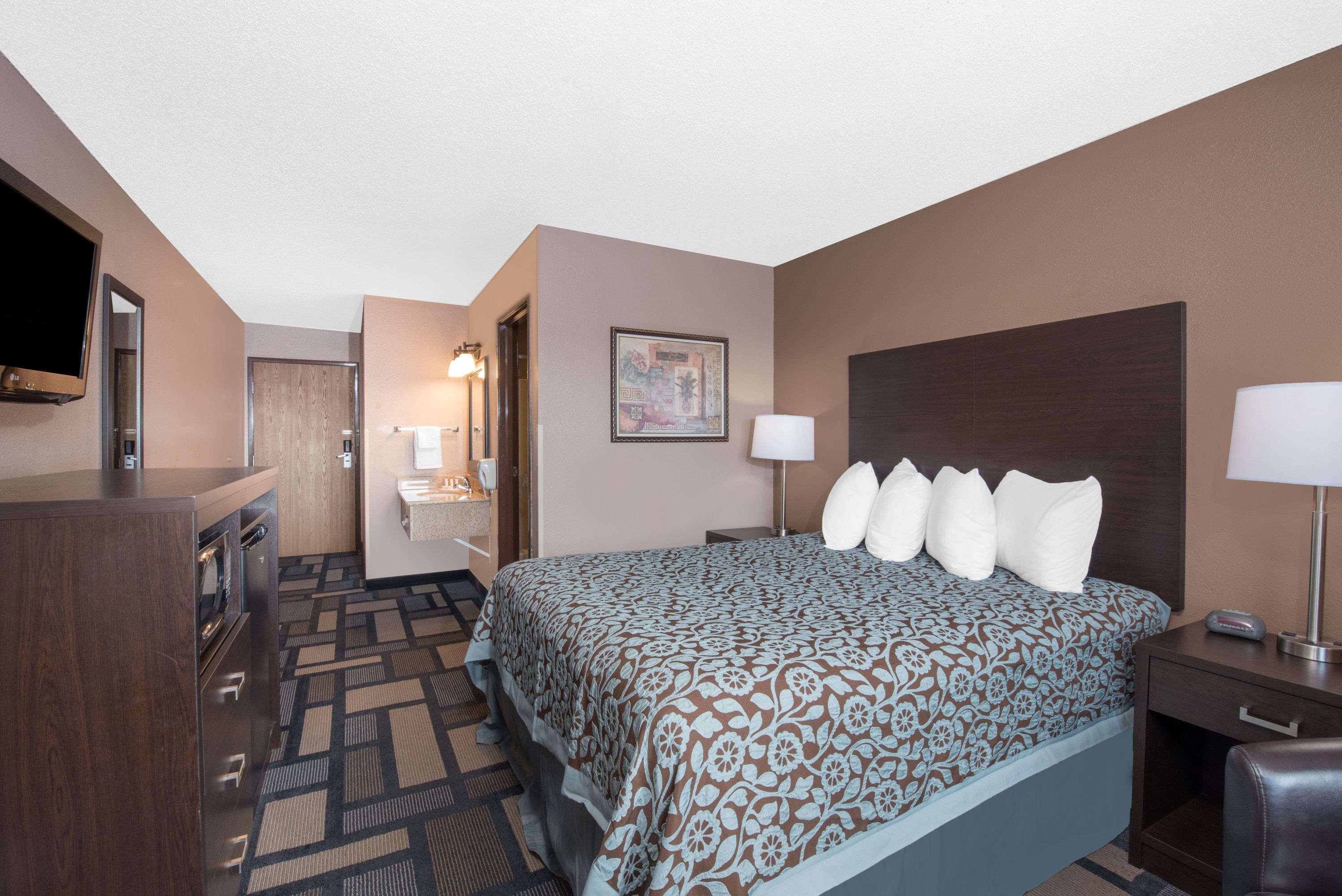 Days Inn By Wyndham Watertown Εξωτερικό φωτογραφία