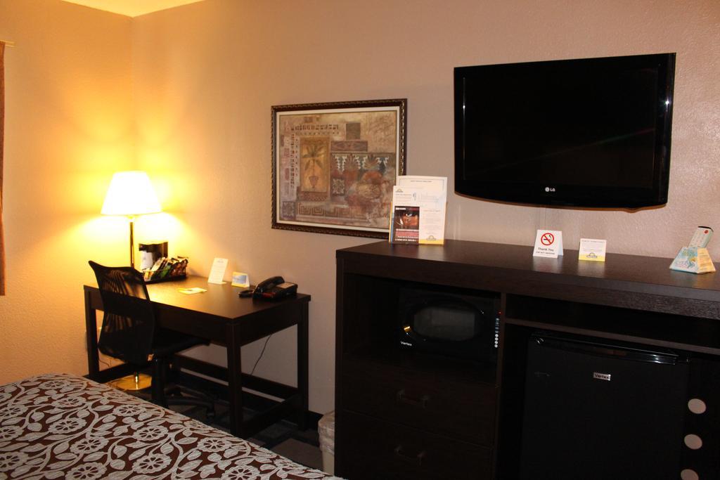 Days Inn By Wyndham Watertown Εξωτερικό φωτογραφία