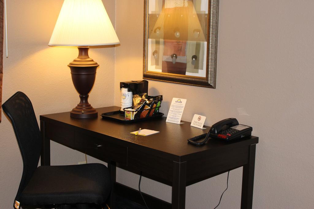 Days Inn By Wyndham Watertown Εξωτερικό φωτογραφία